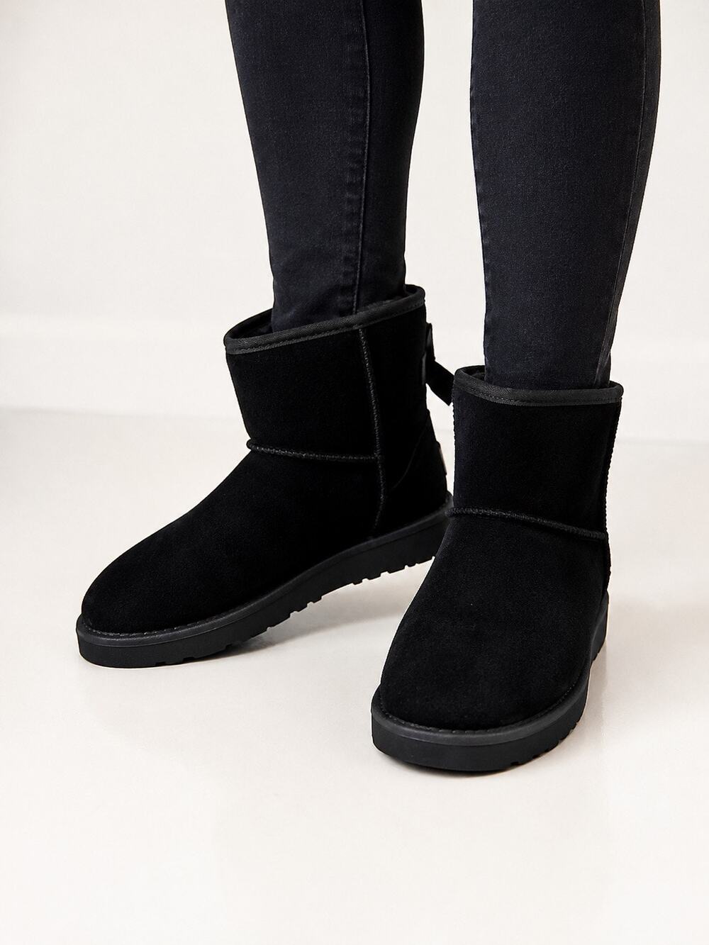 UGG Women's Classic Mini Bailey Zip boots size 6 ( Display item ) # box 748
